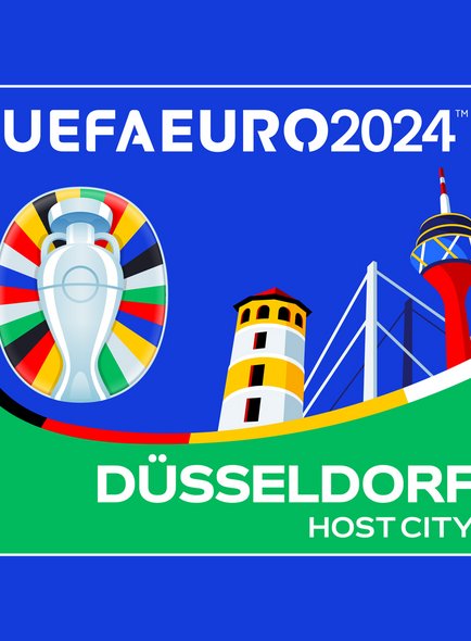 Das Bild ist ein farbenfrohes, grafisches Design, das Düsseldorf als Austragungsort der UEFA EURO 2024 ankündigt. Im oberen Teil des Bildes steht in großen weißen Buchstaben auf blauem Hintergrund "UEFA EURO 2024". Darunter befindet sich ein stilisiertes Fußballtrophy-Icon mit farbigen Streifen, die die Flaggen der teilnehmenden Länder repräsentieren. Im Vordergrund sind bekannte Wahrzeichen von Düsseldorf dargestellt: ein Leuchtturm, die Oberkasseler Brücke und der Rheinturm, alle in lebhaften Farben und einem vereinfachten Grafikstil. Unter den Wahrzeichen ist eine grüne Fläche, auf der in großen weißen Buchstaben "DÜSSELDORF" steht, gefolgt von "HOST CITY" in kleinerer Schrift. Das gesamte Design symbolisiert lebhaft die Rolle der Stadt als Gastgeberstadt für das Turnier.