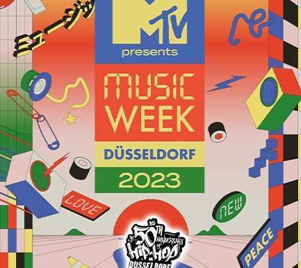 Das Bild ist ein Plakat für die "MTV Music Week Düsseldorf 2023". Im oberen Bereich des Plakats steht das MTV-Logo mit dem Zusatz "presents". Darunter befindet sich der Titel "MUSIC WEEK" in großen, fetten Buchstaben, gefolgt von "DÜSSELDORF 2023" auf einem grünen Hintergrund. Das Design ist lebendig und farbenreich, mit verschiedenen Musik- und Friedenssymbolen wie Notenschlüsseln, Herzen, Sternen, einer Gitarre und dem Peace-Zeichen, die über das ganze Plakat verteilt sind. Unten steht das Datum des Events: "27. OKT – 05. NOV", begleitet von einem Logo, das das 50-jährige Jubiläum des Musikgenres Hip-Hop feiert. Der Hintergrund besteht aus geometrischen Formen und Linien in einem abstrakten Muster, was dem Plakat eine dynamische und moderne Ausstrahlung verleiht.