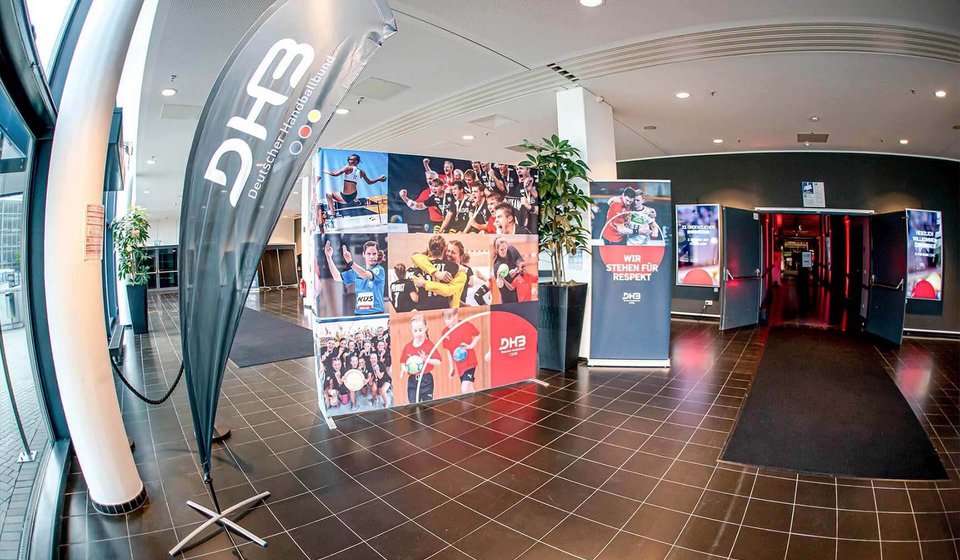 Eingang im Foyer mit Aufstellern vom Deutschen Handball Bund. 